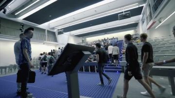 The pair of Vans Old Skool in the movie clip Person of Bigflo & Oli