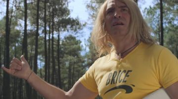 Le t-shirt Brice de Nice jaune de Jean Dujardin dans le clip Pour un pote (Bande originale du film Brice 3) de Bigflo & Oli