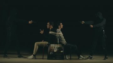 Zapatillas Nike Air Max 90 Essential en el vídeo musical de Bigflo & Oli From Hard Drive to Gold