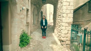 The pair of Adidas Superstar Glossy To Red Marwa Loud in the clip Mi Corazón de DJ Sem