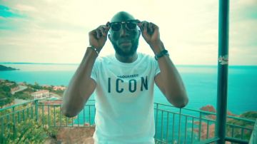 La camiseta de Dsquared2 en el clip Mi Corazón de DJ Sem