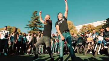 El cinturón de Gucci en el clip T'es un marrant (feat. Sofiane) por Hornet La Frappe