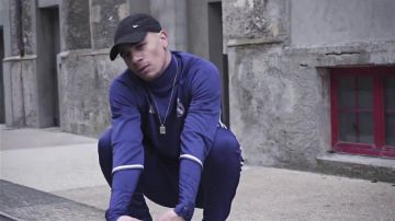 The black baseball cap Nike Metal Swoosh in the clip Top Album of Mister V