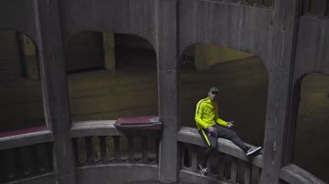 Zapatos Black Vans Old Skool en el video musical top album de Mister V