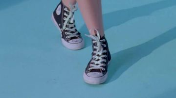 Sneakers Convers Chuck Taylor All Star "Black" of Louane in the clip, "It Was Beautiful" of Louane