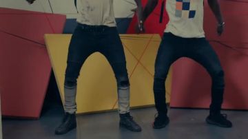 El par de zapatillas grises de Balenciaga en el clip de Naza's Backpack en su videoclip backpack