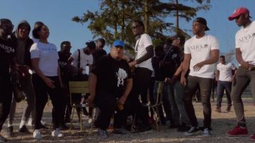 La paire de Converse Chuck Taylor All Star dans le clip La débauche de Naza