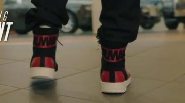 Les sneakers Balmain black logo leather high dans le clip Lotto de Rotimi feat 50 Cent