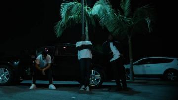 Les chaussures Converse noires basses dans le clip Splash de Disiz La Peste