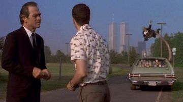 L'Agent K (Tommy Lee Jones) et Agent J (Will Smith) sur Morris Pesin Drive au Liberty State Park à Jersey City. dans Men In Black