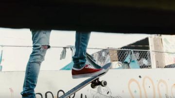 The sneakers Vans Authentic Red in the clip Company of Justin Bieber