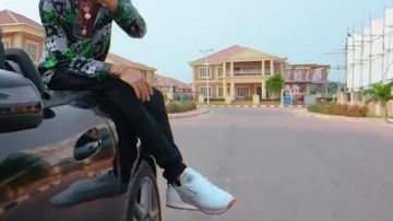 Sneakers Reebok classic leather in the clip Financial woman of Phyno
