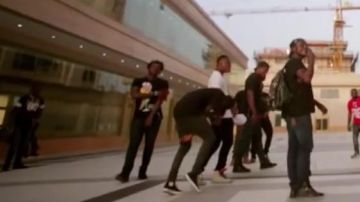 Les chaussures Converse All Star Chuck Taylor noires dans le clip Bobo de Olamide