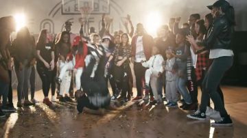 Les baskets Converse All Star Chuck Taylor montantes noires dans le clip Comme dab de Section Pull Up
