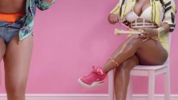 Zapatos Pink Puma Mid en el video musical kontrol de Maleek Berry