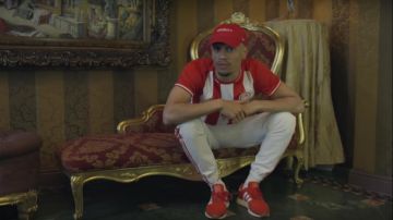 Las zapatillas rojas Adidas Iniki Runner de Mister V en el clip de Gville