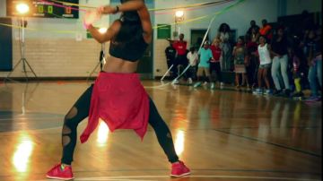 Les sneakers Converse Chuck Taylor All Star bleues montantes dans le clip Watch Me (Whip / Nae Nae) de Silentó