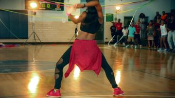 Les sneakers New Balance 574 Perforated Goes All Red dans le clip Watch Me (Whip / Nae Nae) de Silentó