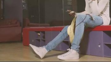 Les chaussures Cnverse All Star Chuck Taylor blanches dans le clip Leg over de Mr Eazi feat. Maleek Berry