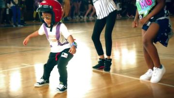 Les baskets Converse All Star Chuck Taylor noires basses dans le clip Watch Me (Whip / Nae Nae) de Silentó