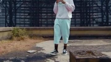 The sneakers Vans Old Skool, in the clip Mad over you by Runtown