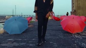 Las zapatillas Adidas NMD R1 negras en el video musical made over you de Runtown feat. Eazi