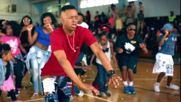 El par de Nike Air Jordan 5 White Metallic Silver en el videoclip Watch Me (Whip / Nae Nae) de silentó