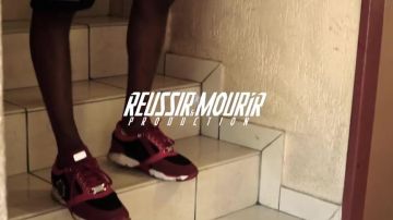 El par de zapatillas Philipp Plein en el clip de Macron de Elams