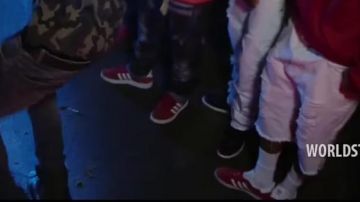 El par de Adidas Gazelle rojas en el video musical I'm A Thug Pt. 2 de YG