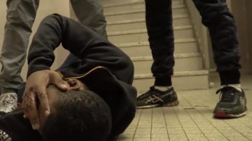 El par de Asics GEL Kinsei 6 en el clip béné de PNL