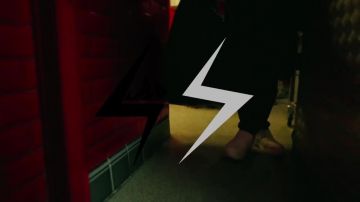 The pair of Vans Classic Slip-On white in the clip Yeah dude Sneazzy