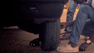 Converse All Star Chuck Taylor zapatillas de crema baja en el video musical para bebés Soweto de DJ Mephorisa