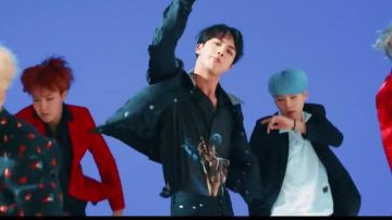 The t-shirt "Alfa" Palm Angels by Jin in the clip D. N. A. of BTS