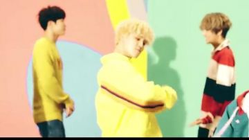 La veste jaune Face­tasm de Jimin dans le clip D.N.A. de BTS