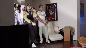 Les sneakers Nike Air Huarache blanches dans le clip J’aurais pas dû de $-Crew