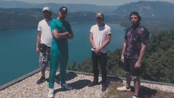El par de Adidas Superstar Foundation blancos en el clip Felines de la $-Crew