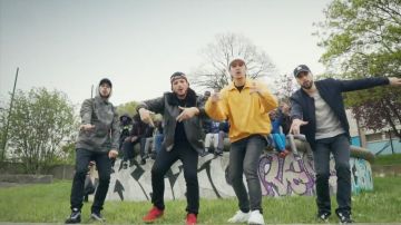 Sneakers Nike Cortez in the movie clip Starts in the $crew