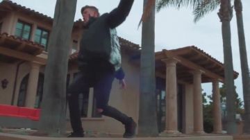 Zapatillas Yeezy Boost 350 V2 Pirate Red en el clip Woah Kemosabe de Blaze