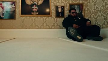 Las zapatillas Adidas Yeezy 350 v2 criadas en el clip Homie (feat. Meek Mill) por Young Thug