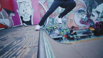 Zapatos White Vans Old Skool en el video musical de Justin Bieber's Company