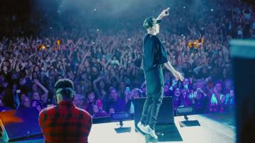 El par de Vans Classic Slip en True White en el video musical de Justin Bieber's Company