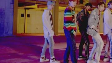 Les sneakers léopard Amiri de Suga dans le clip D.N.A. de BTS