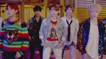Le t-shirt rouge Gucci "Loved" de Jungkook dans le clip D.N.A. de BTS