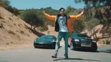 Le blouson naranja Supreme X The North Face dans le clip God Church de Ricegum