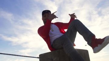 Las zapatillas adidas tubulares rojas en el clip Cucumber de B Red feat. Akon