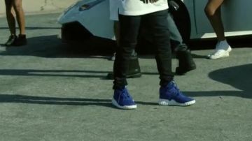 El par de Adidas Tubular azul en el clip Cut It de OT Genasis