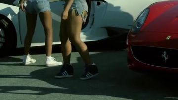 Les baskets montantes Adidas dans le clip Cut It de OT Genasis