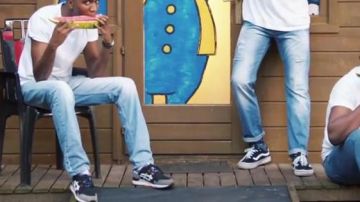 Les sneakers Vans Old Skool Midnight Navy dans le clip Planet Shrooms de Woodie Smalls