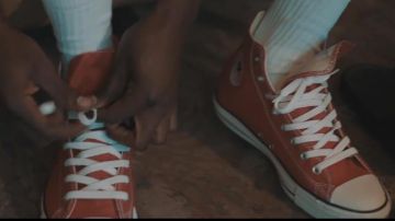 Les chaussures Converse Chuck Taylor All Star Red Hi dans le clip Im From Fruits de F.T. Hop Out