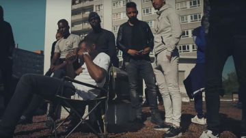 La paire de Adidas Superstar dans le clip Le bien ou le mal de MRC